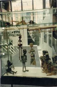 Foto: Figuren aus "La Ramée" (1957); Ausstellung zu Tankred Dorst im Gasteig München (1991)